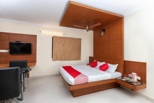 Hotel Oyo Rooms Santhome High Road
