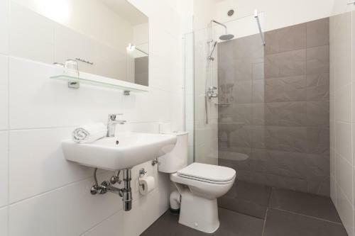 Hostal Pension Akat