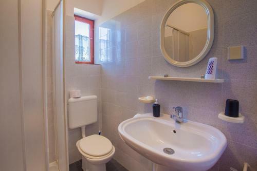 Hostal Rooms With A Parking Space Cres - 2512