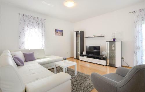 Holiday Home Dugopolje 01