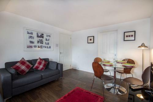 40 Tomnahurich Street Apartment