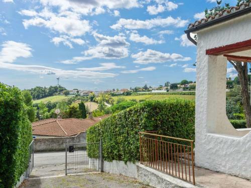 Peaceful Holiday Home With Fireplace, Garden And Parking