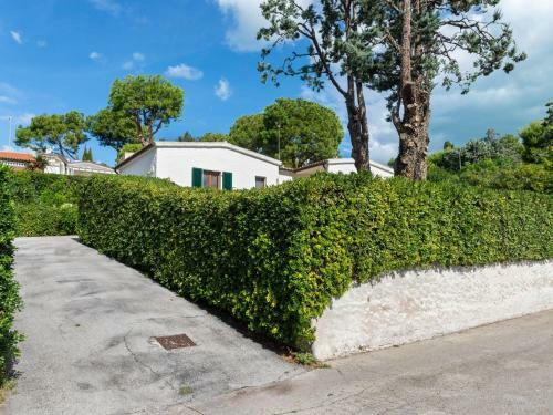 Peaceful Holiday Home With Fireplace, Garden And Parking