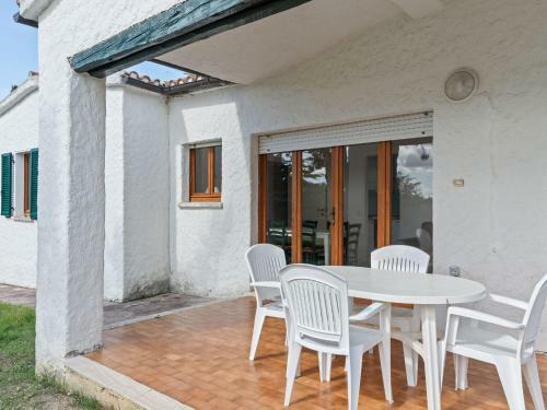 Peaceful Holiday Home With Fireplace, Garden And Parking