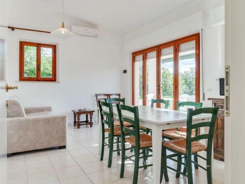 Peaceful Holiday Home With Fireplace, Garden And Parking