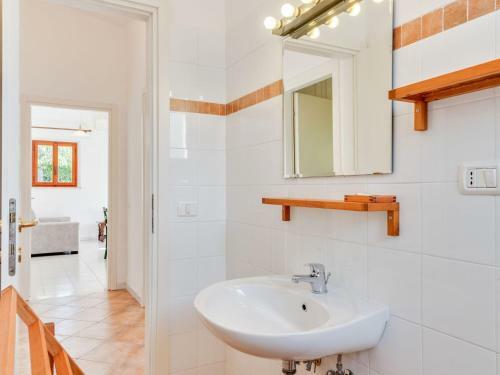 Peaceful Holiday Home With Fireplace, Garden And Parking