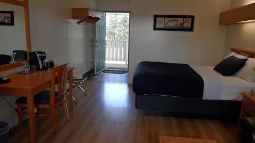 Pines Motel