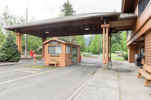 Mount Hood Village Premium Yurt 4