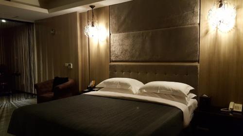 The Riverside Hotel & Motel