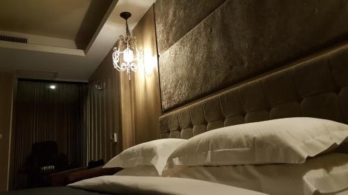 The Riverside Hotel & Motel