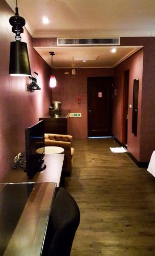 The Riverside Hotel & Motel