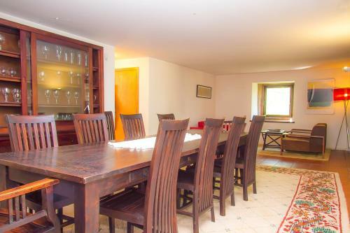 Liiiving In Caminha | Oak Tree Chill House
