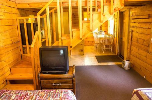 Lodge Midnight Sun Log Cabins