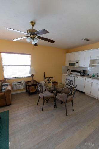 Hostal Village House Siesta Key
