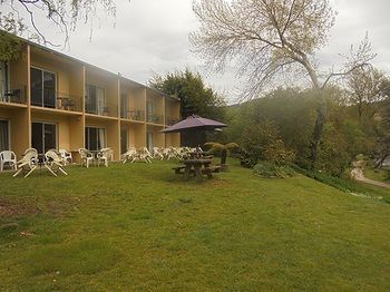 Riverbank Park Motel