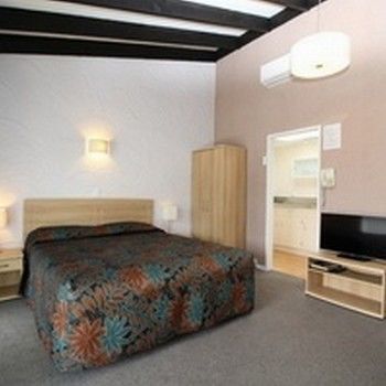 Aztec Motel