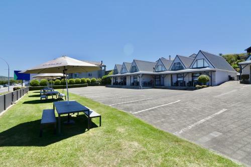 Gables Lakefront Motel