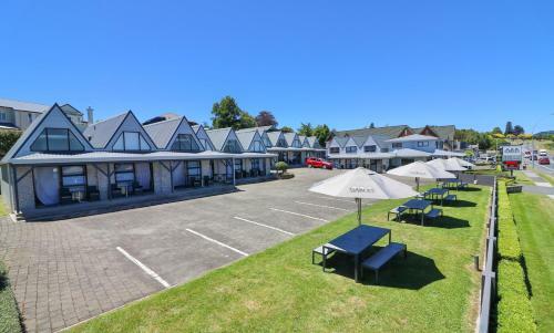 Gables Lakefront Motel