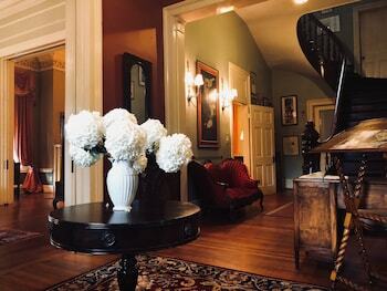 Bed & Breakfast Rothschild-pound House Inn