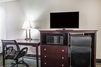 Hotel Quality Inn & Suites Outlet Village