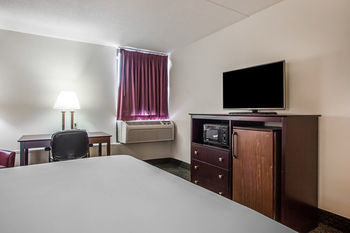 Hotel Quality Inn & Suites Outlet Village