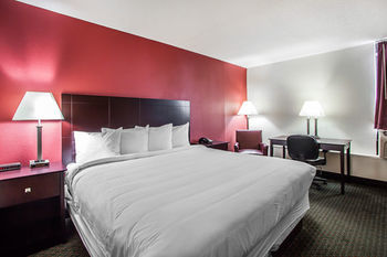 Hotel Quality Inn & Suites Outlet Village