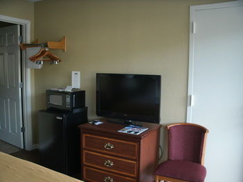 Hotel Admiralty Suites & Inn