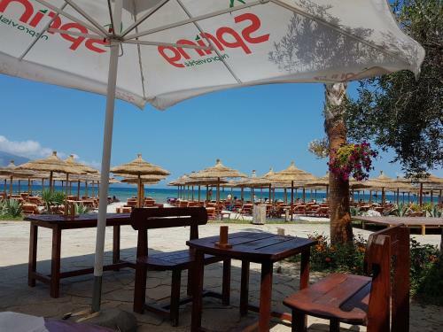 Flori Beach Apartment Radhime
