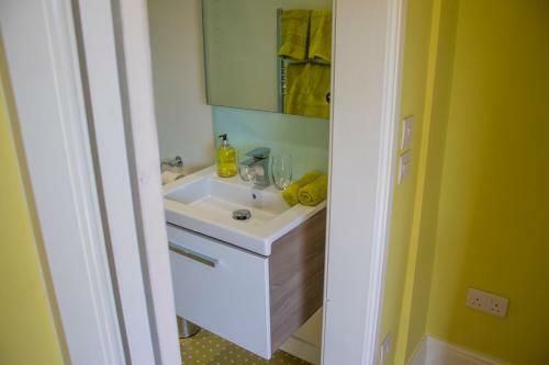 Hostal The Grange Guesthouse, Cefn-coed