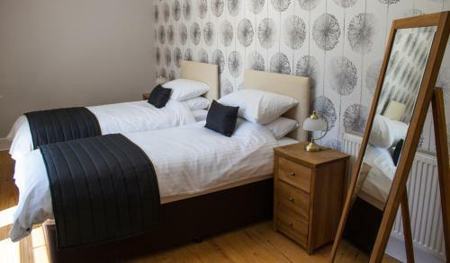 Hostal The Grange Guesthouse, Cefn-coed