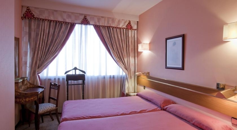 Hotel Foxa 25