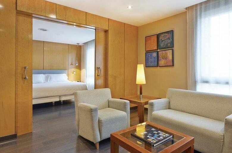 Hotel NH Pirineos