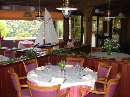 Hotel Logis Les Dineux Village