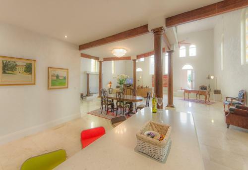 Villa Broken Hill Outback Church Stay