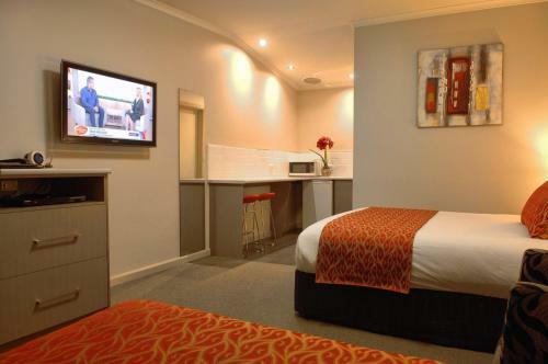 Golden Chain Tower Motor Inn