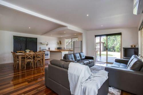Tasman Surf House - So Close To The Beach