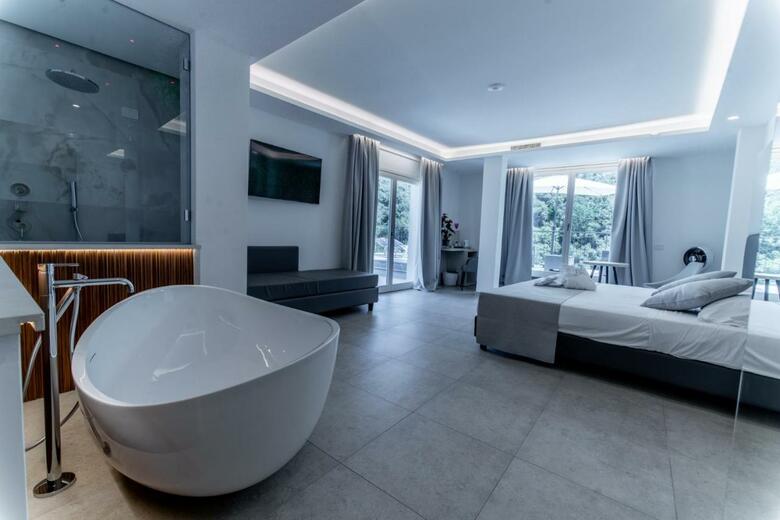 Hotel Lago Bin
