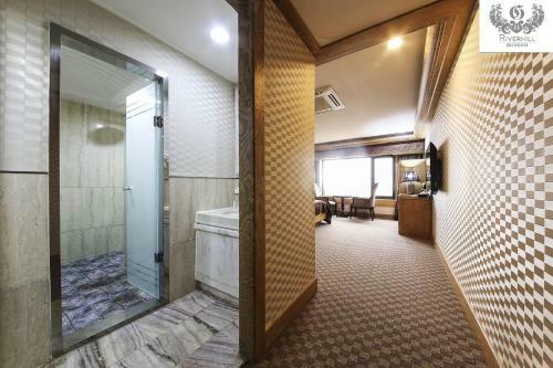 Gunsan River Hill Tourist Hotel