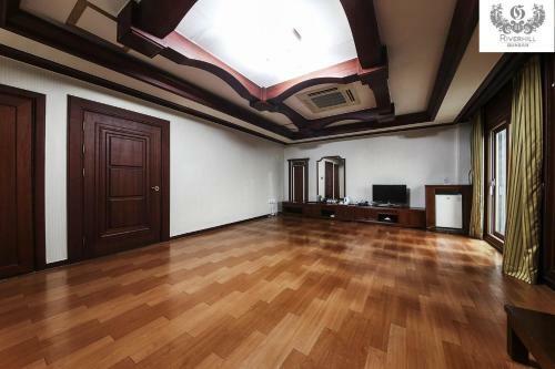 Gunsan River Hill Tourist Hotel