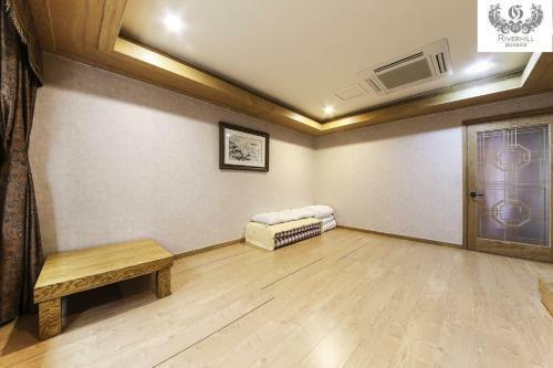 Gunsan River Hill Tourist Hotel