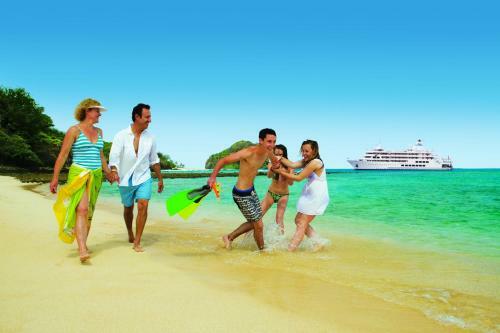 Captain Cook Cruises Fiji - Reef Endeavour