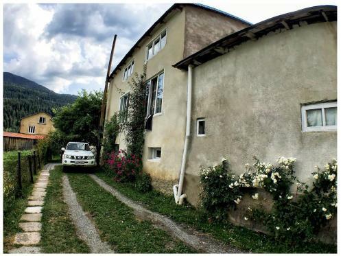 Hostal Mestia Valeris Guesthouse