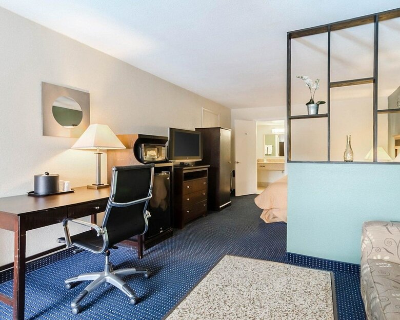Hotel Clarion Inn & Suites