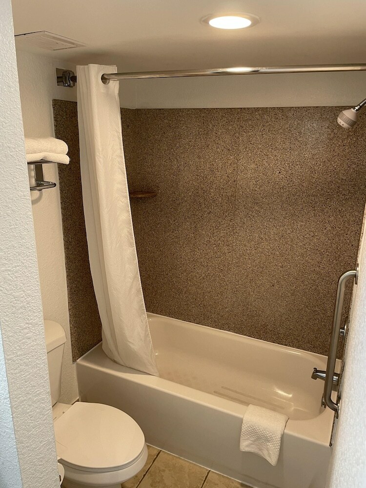 Hotel Clarion Inn & Suites