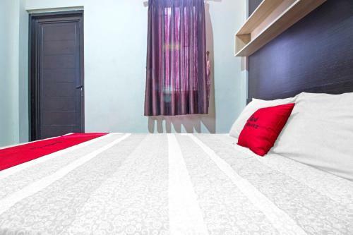 Hostal Reddoorz Near Isola Upi
