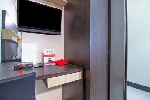 Hostal Reddoorz Near Isola Upi