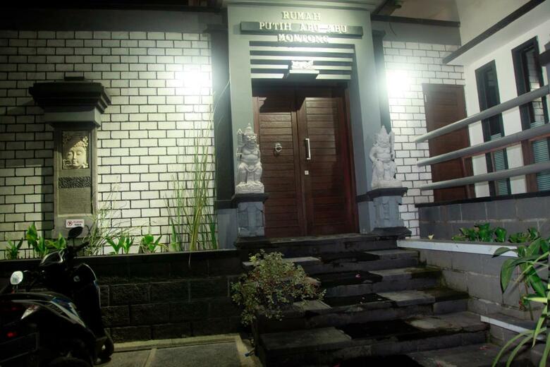 Bed & Breakfast Villa Rumah Putih Abu Abu
