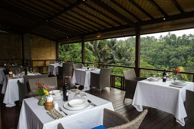 Hotel Suarapura Resort & Spa
