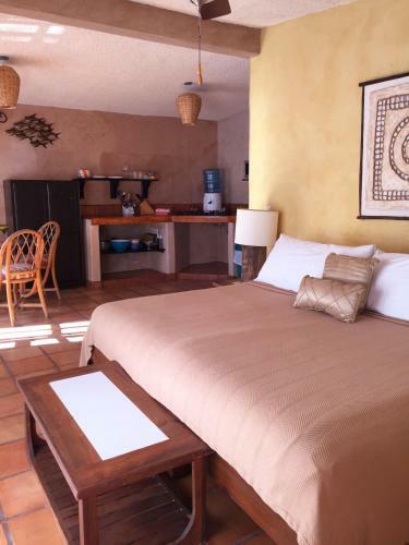 Hostal Leo's Baja Oasis