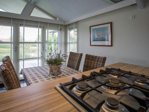 Charming Chalet In Kattendijke Near The River